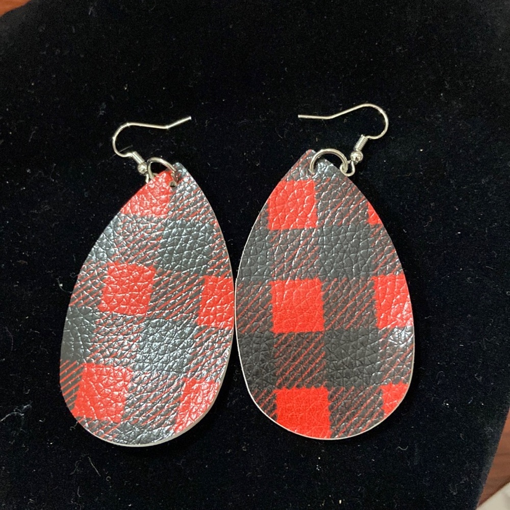 Leather teardrop eartings